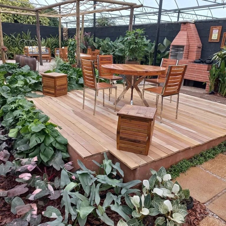 Hand holding smartphone displaying restaurant digital profile with storefront icon and 5-star rating for Restaurante Sabor da Terra